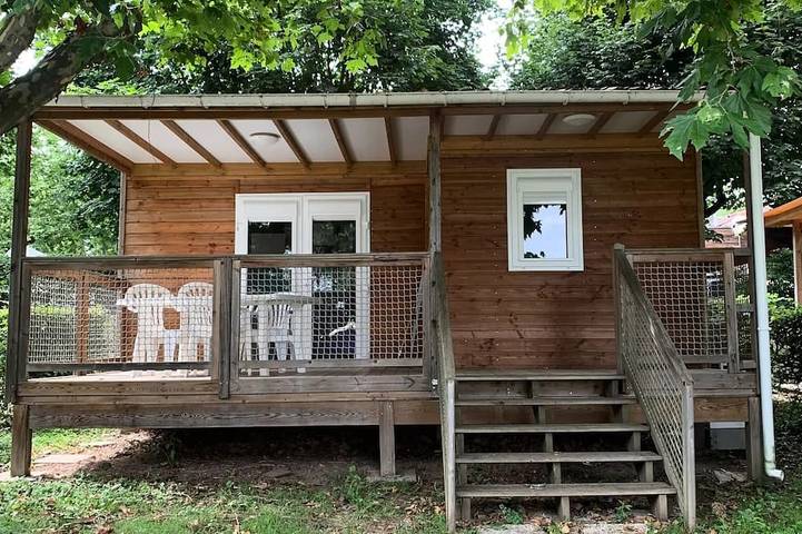 Chalet pour 4 personnes, avec sauna ainsi que terrasse et piscine