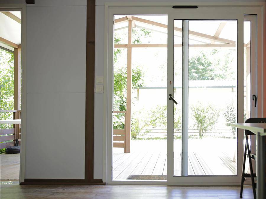 Flower Camping Le Plan d'eau - Chalet 4 personen - Confort Vaia 27m² 2 kamers - Overdekt terras in Saint-Privat (Ardèche), Ardèche