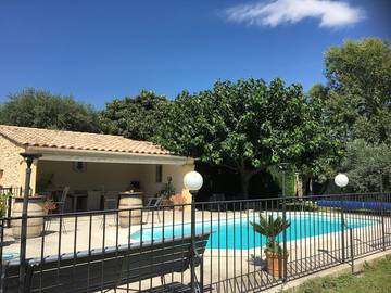 Gîte pour 8 personnes, avec piscine ainsi que terrasse et jardin, animaux acceptés à Caromb