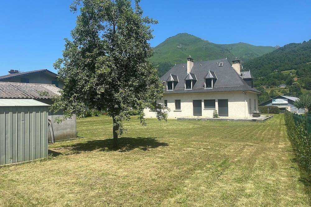 Entire apartment, In the heart of the Ossau valley renovated 3-bedroom apartment in Laruns, Béarn