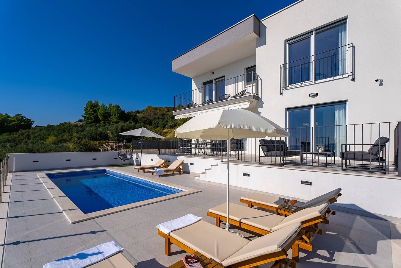 Neu! Villa Aba mit Meerblick,38 m2 großem beheiztem Infinity-Pool, 4 Schlafzimmern, Medienraum, 150 m vom Meer entfernt in Podstrana, Split-Dalmatien