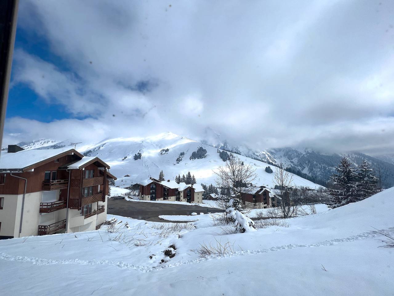 Entire apartment, Apartment 'La Cabane De Merdassier' with Balcony and Wi-Fi in Manigod, Annecy region