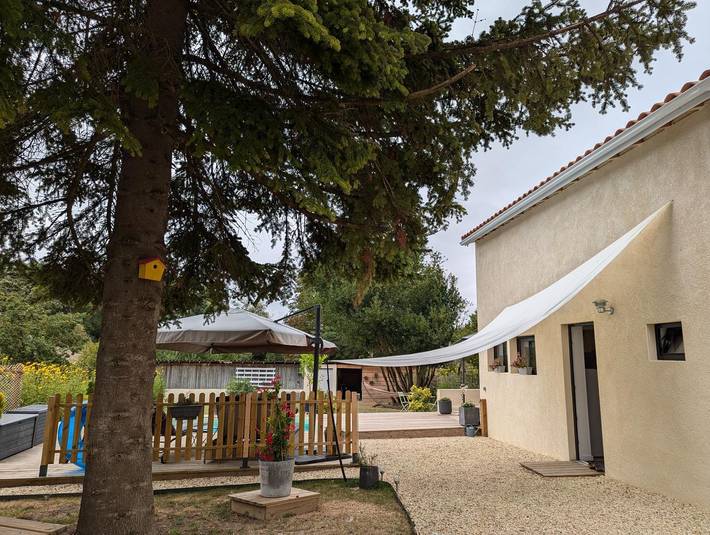 Gîte pour 4 personnes, avec terrasse ainsi que jardin et piscine en Charente - 4