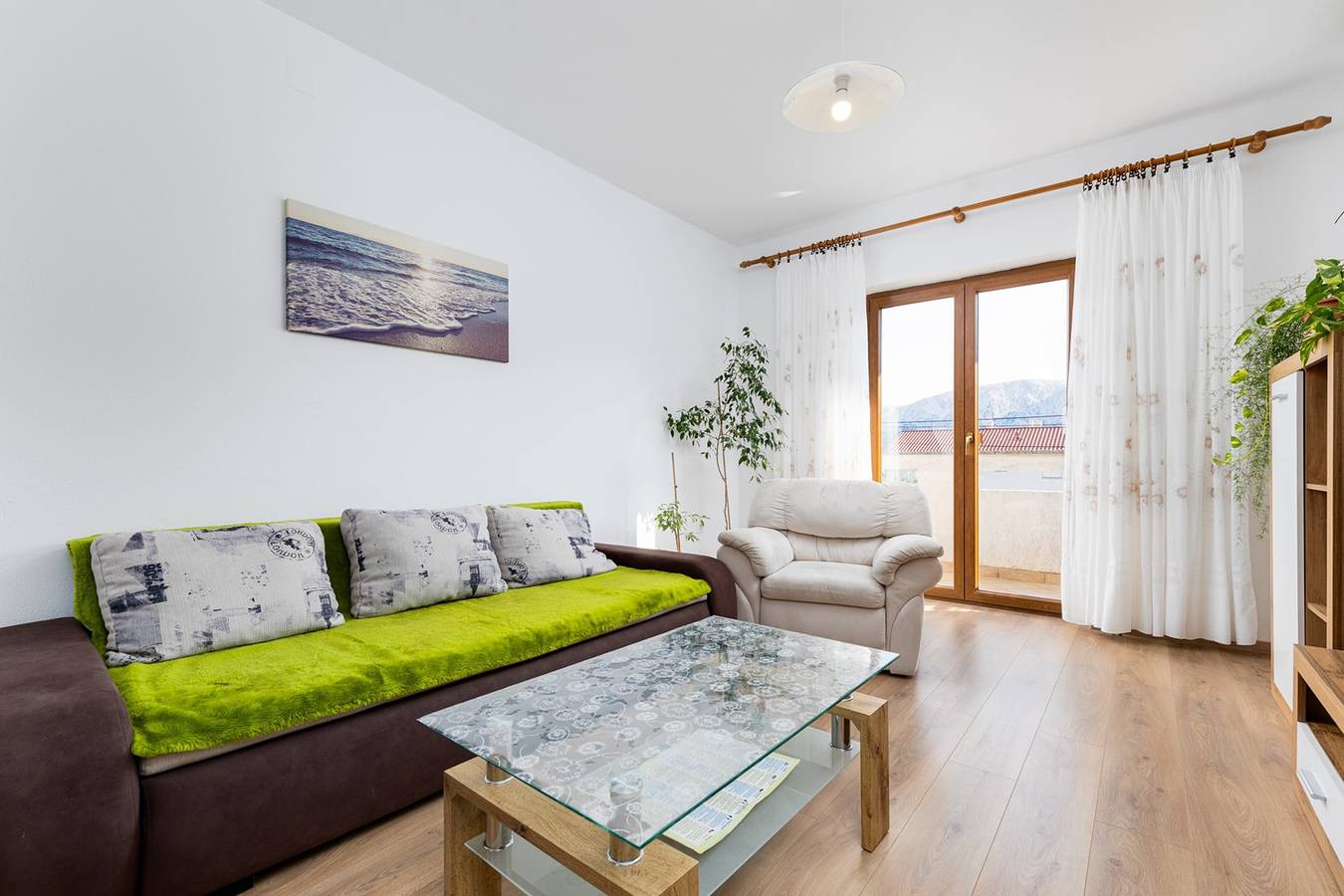 Ganze Wohnung, Wohnung im ersten Stock mit Blick auf die Berge. in Vela plaža, Baska