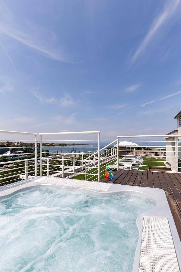 Hôtel pour 3 personnes, avec sauna et jacuzzi ainsi que jardin et piscine