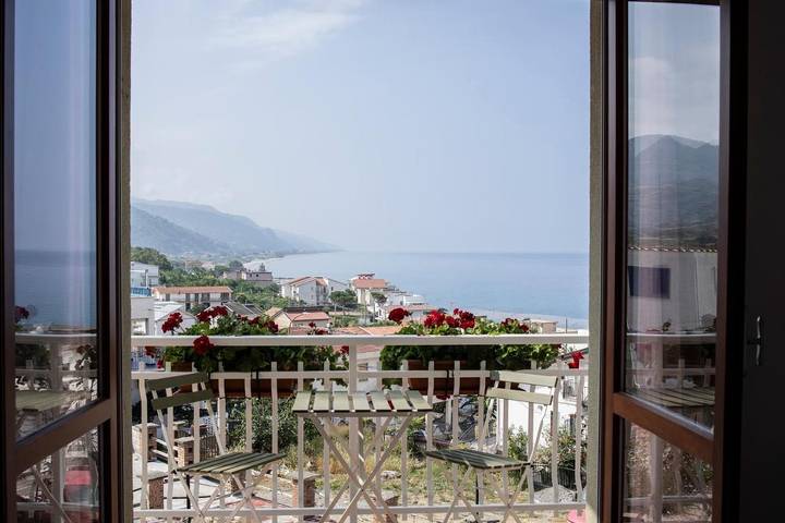Casa vacanza per 2 persone, con giardino e balcone nonché panorama in San Lucido