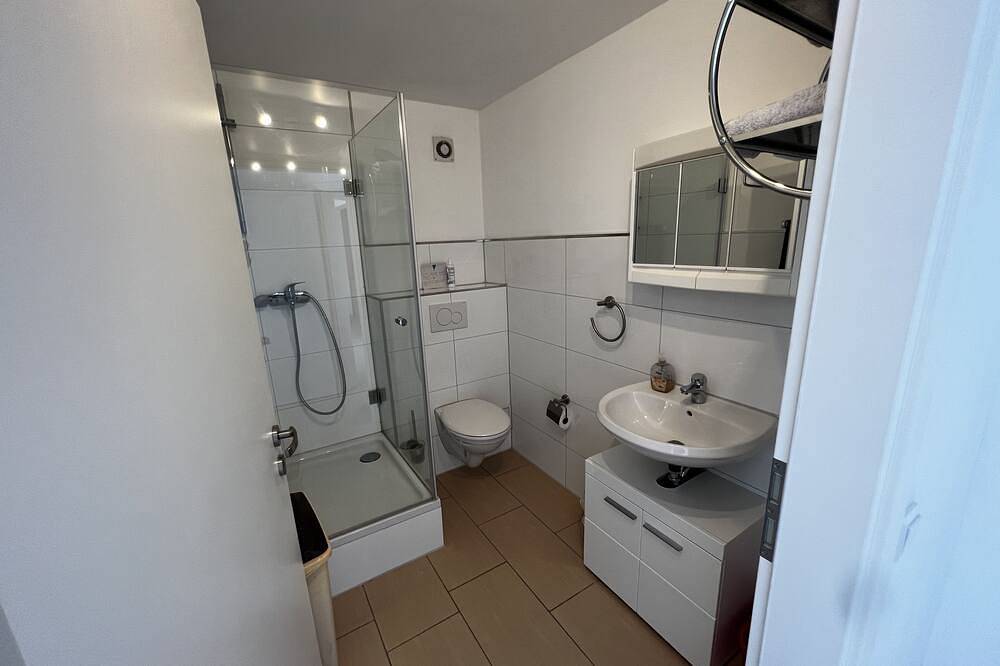 Ganze Wohnung, Schicke Wohnung gegenüber Helios Kliniken / 5 min Fussweg zu Hochschule Krefeld in Krefeld, Niederrhein