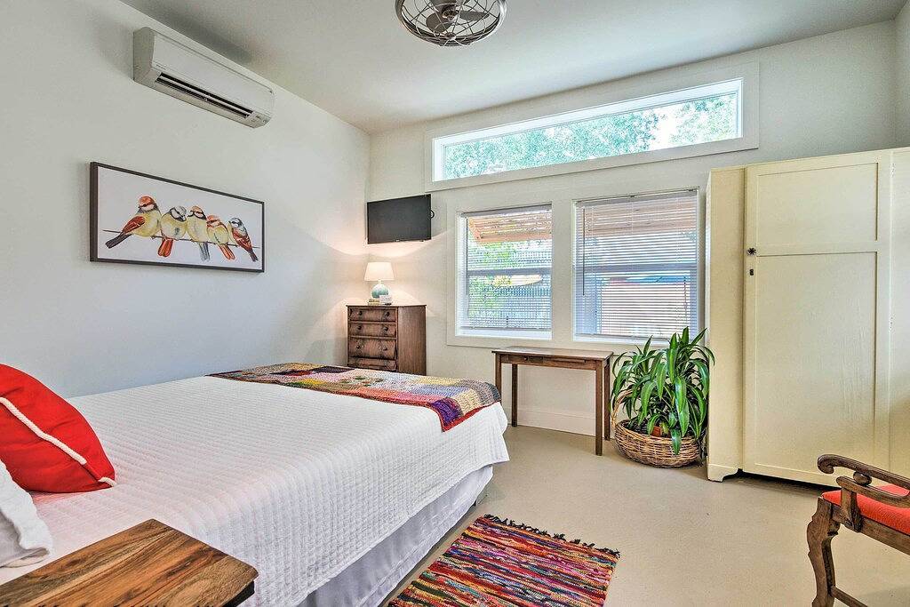 Ganze Wohnung, Neu! Gehen Sie zum Strand von Chic Old Town Apt w / Yard! in Bay St. Louis, Mississippi Gulf Coast