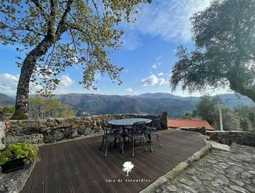 Maison de campagne pour 5 personnes, avec vue sur le lac ainsi que vue et jardin à Cabril