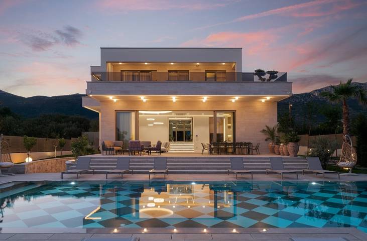 Villa for 12 personer, Balkong / Terrasse og Hage i tillegg til Badebasseng og Sauna i Split-Dalmatia