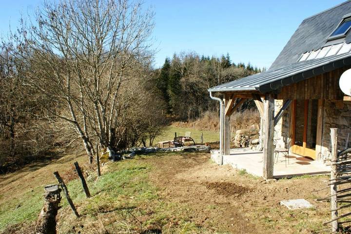 Gîte pour 2 personnes, avec terrasse ainsi que vue et jardin à La Tour-d'Auvergne - 4