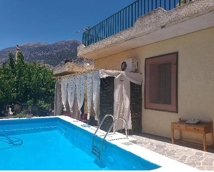 Gîte pour 3 personnes, avec piscine et terrasse ó Zarós