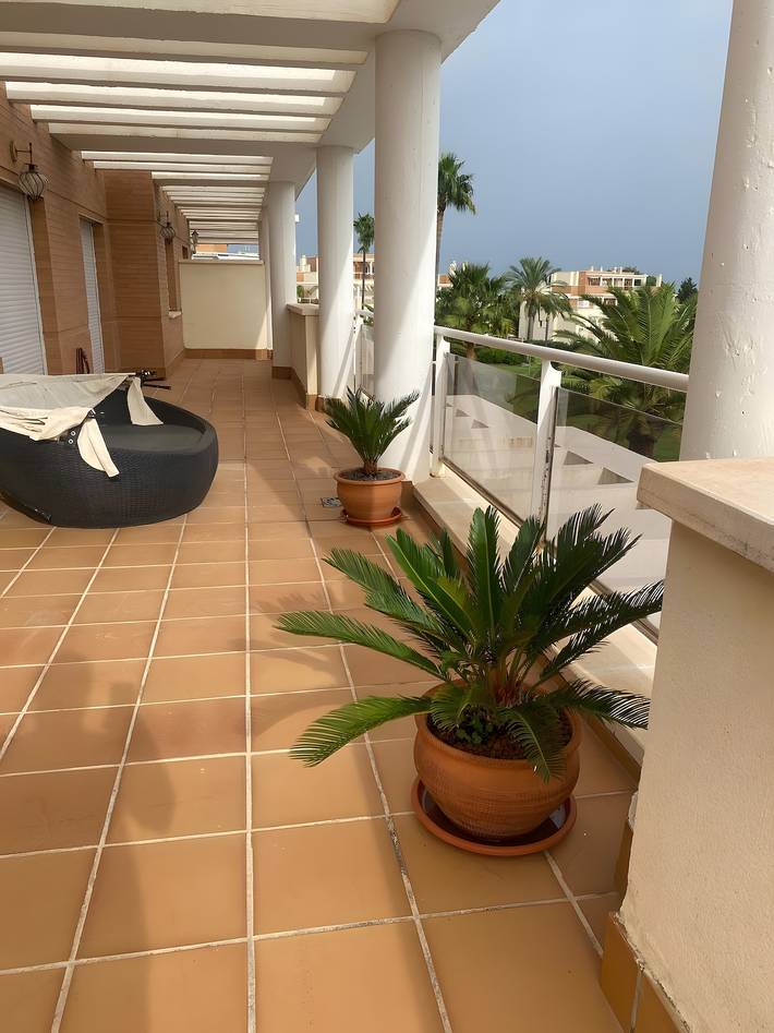 Apartamento entero, Apartamento 'Duplex En Estepona' con piscina compartida, wifi y aire acondicionado in La Resina, Estepona