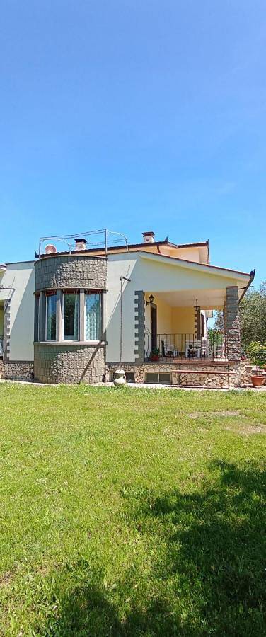 Casa vacanza per 4 persone, con panorama e giardino nonché piscina in Vetralla