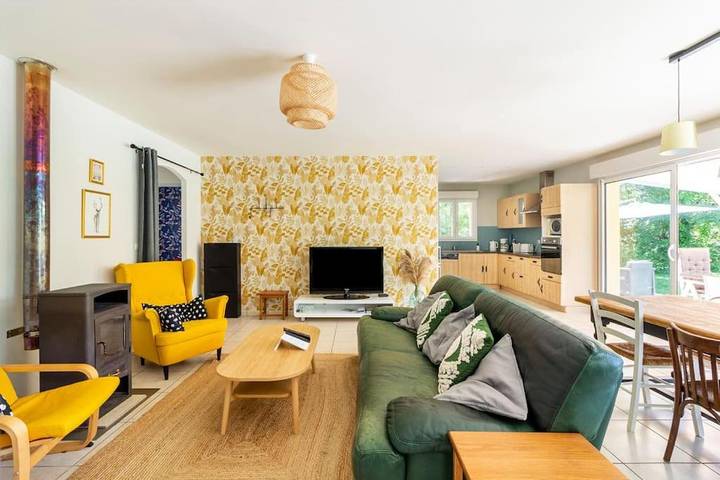 Gîte pour 6 personnes, avec piscine ainsi que vue et jardin à Maxou