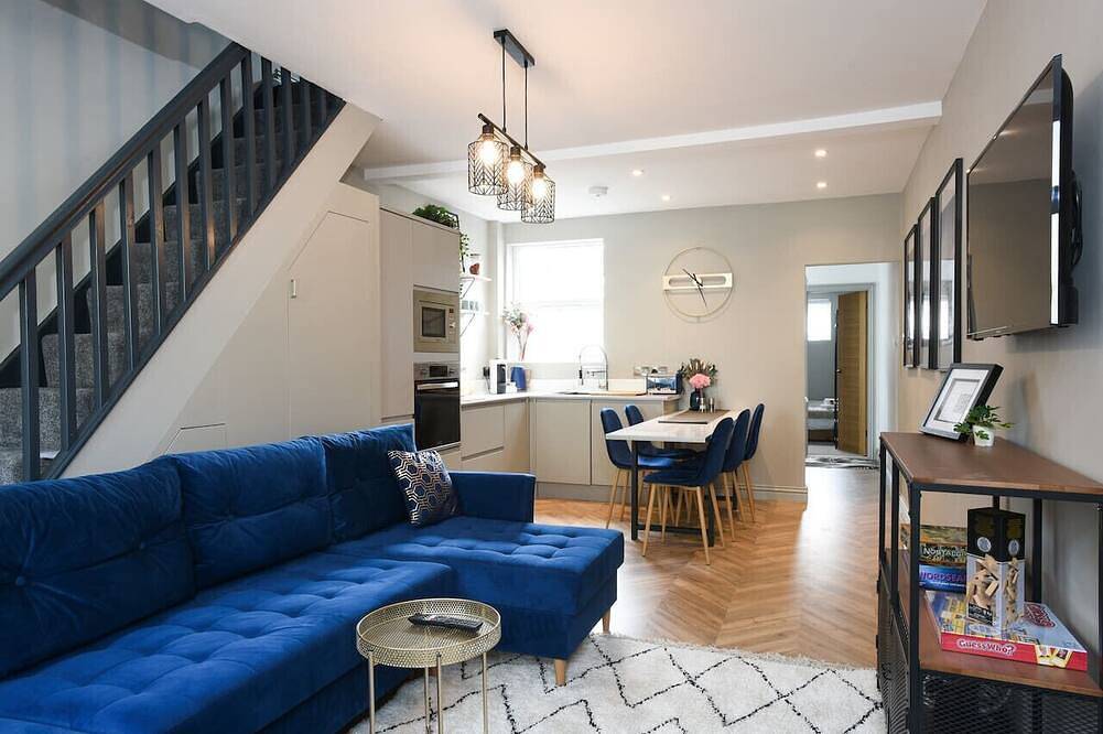 Modern 3-Bedroom House, 10min to Beach w/Garden! in Portsmouth, Südostengland