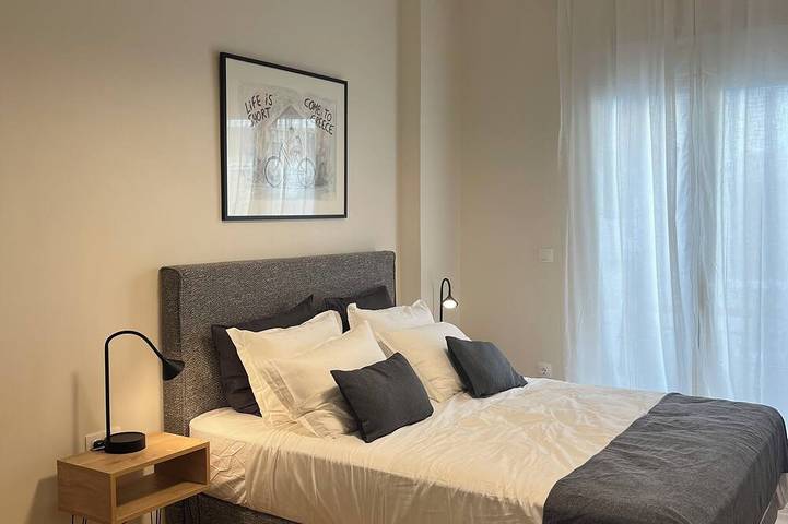 Entire apartment, Stylish 1Br Apt. Opposite Metro- Balcony & Rooftop Lounge with Acropolis View in Central Section of Athens, Athens