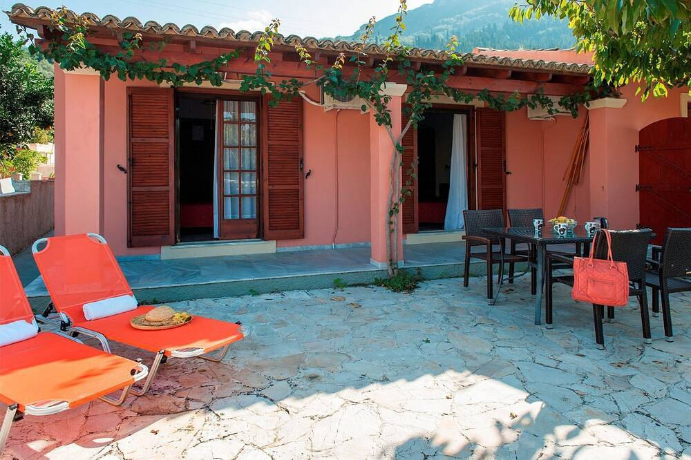Lovely 2 bedroom cottage just a two minute walk from the beach in Agios Gordios, Korfu