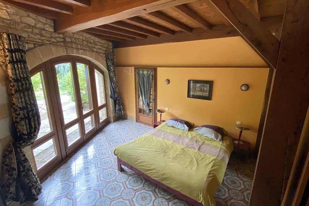 Luxury family villa in the heart of Gascony. Large pool & gorgeous view in Tourdun, Gers
