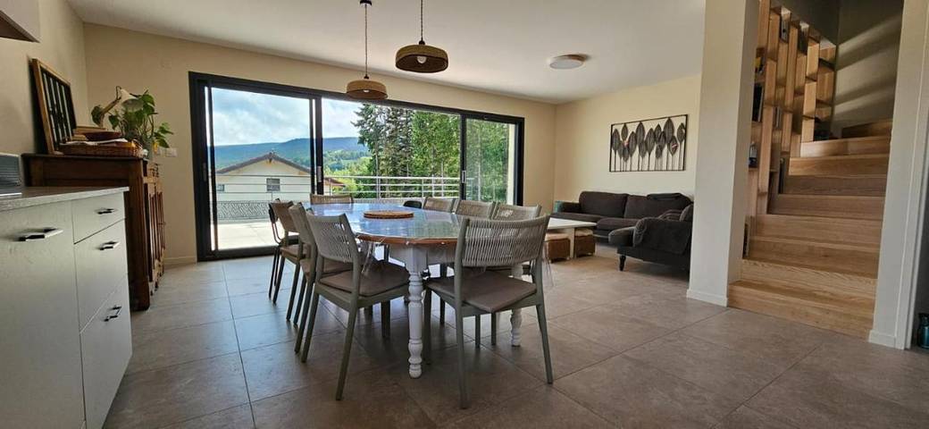 Location de vacances pour 10 personnes, avec vue ainsi que balcon et jardin à Chalmazel - 4