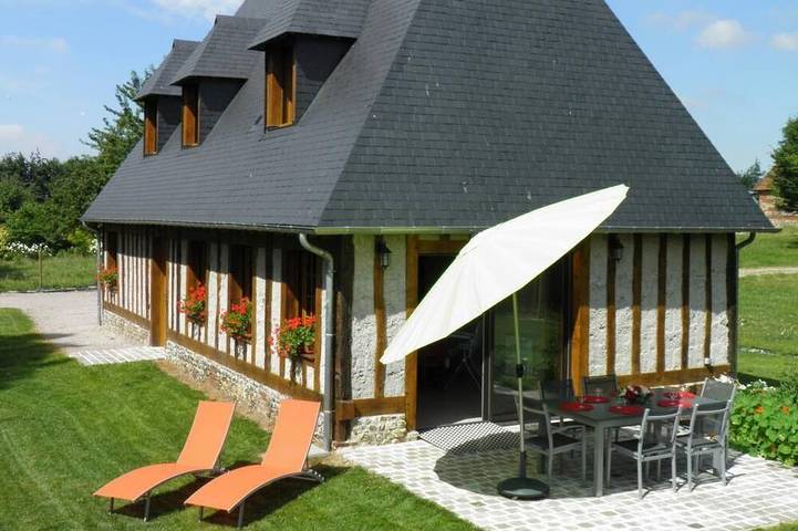 Gîte pour 7 personnes, avec terrasse et jardin à Val-de-Saâne
