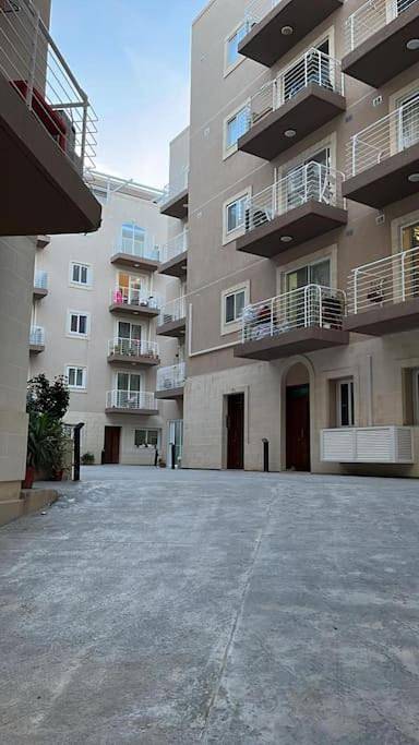 Gîte pour 8 personnes, avec jardin ainsi que vue et piscine dans Qawra - 4