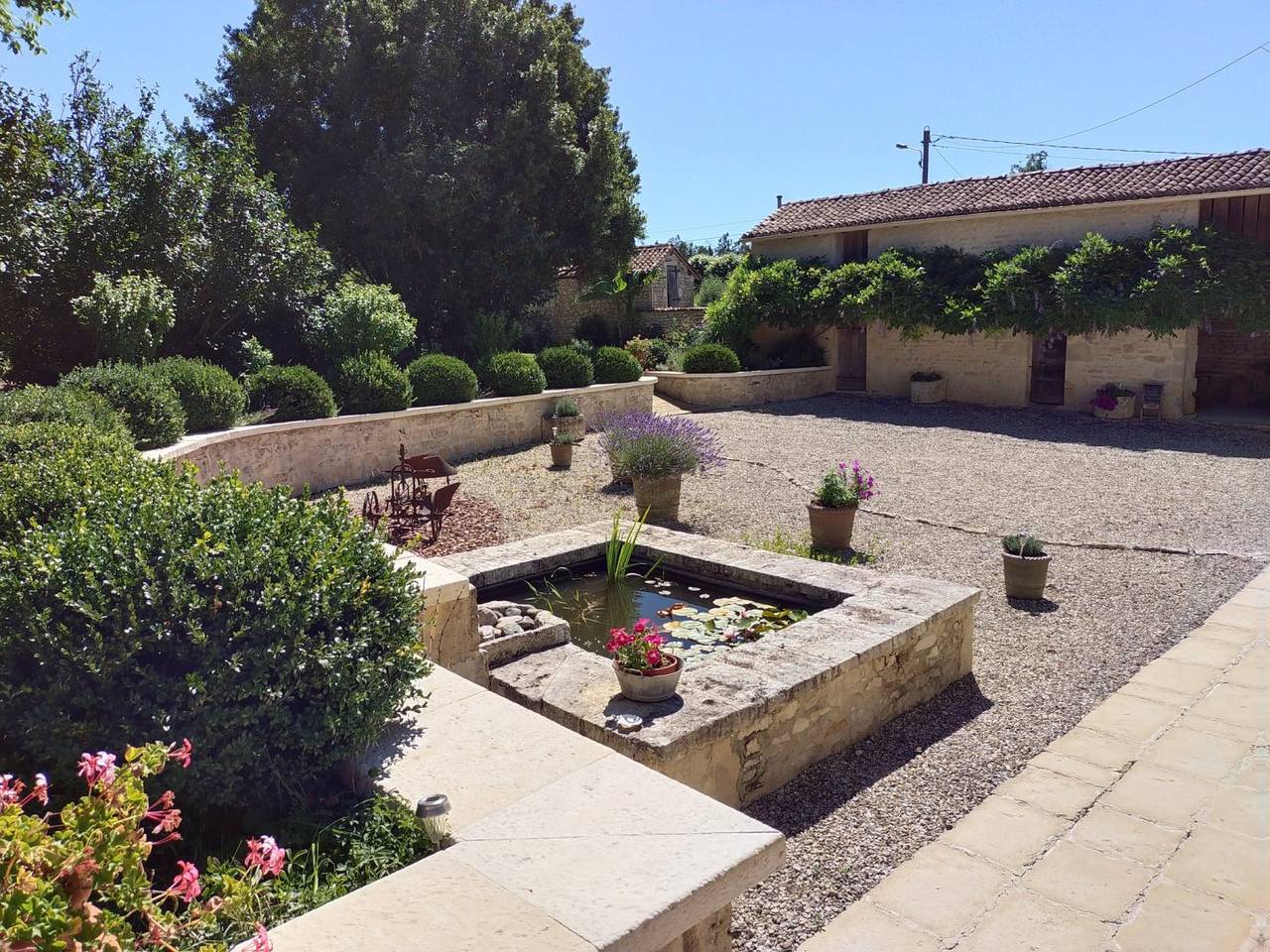 Gite au calme propice à la détente, piscine privée in Cellefrouin, Charente