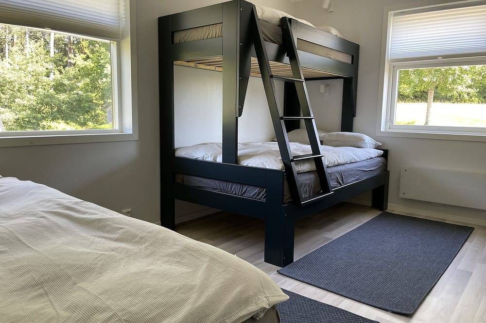 Privat gård med 42 bäddplatser vid badsjö mitt i naturen utanför Göteborg in Stora Lundby distrikt, Lerum