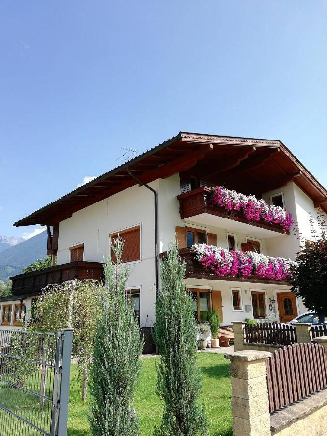 Ferienwohnung für 2 Personen, mit Balkon und Terrasse sowie Garten und Ausblick in Buch in Tirol
