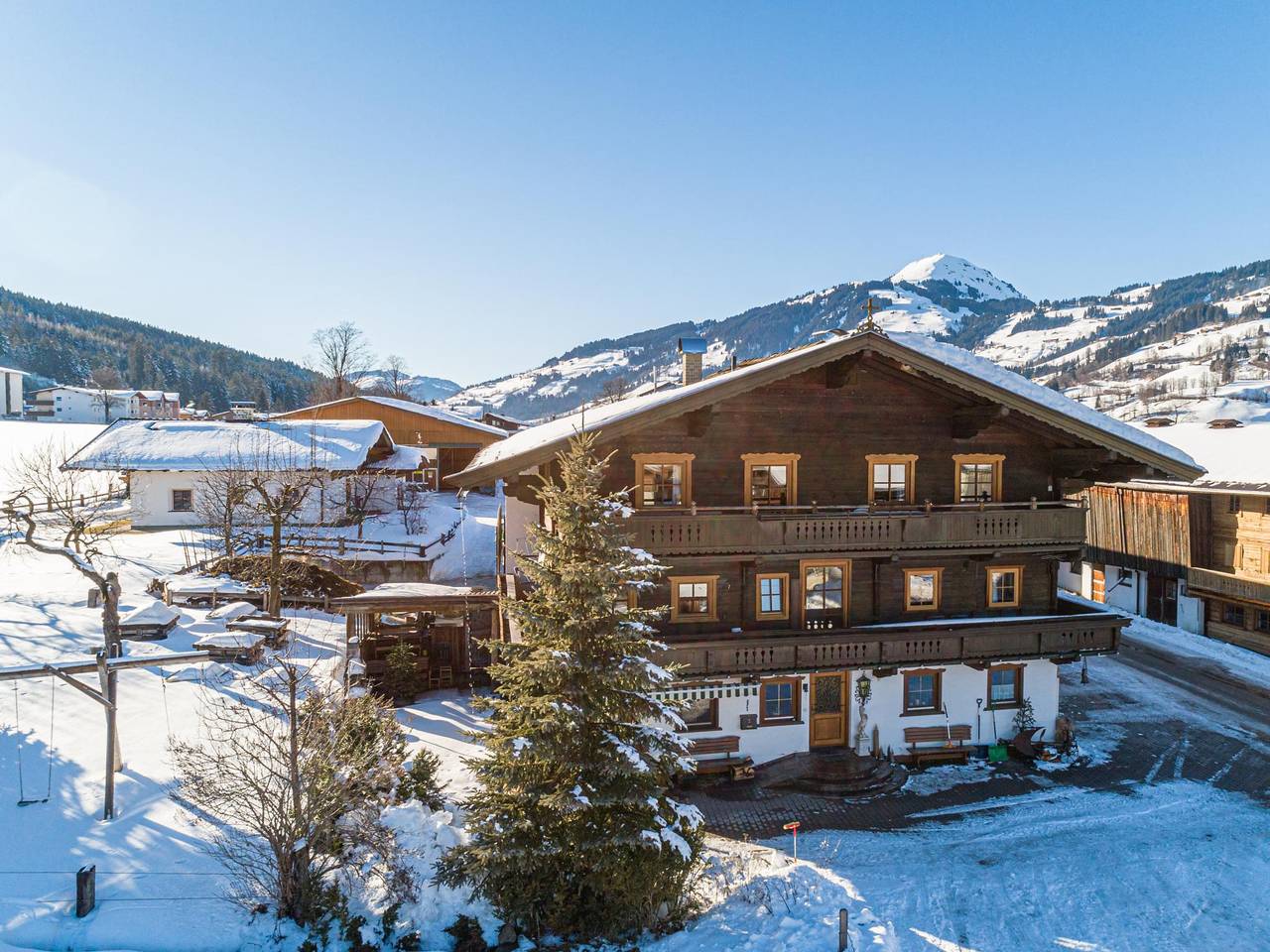 Geheel appartement, Vakantiewoning op boerderij met balkon in Brixen im Thale, Kitzbüheler Alpen