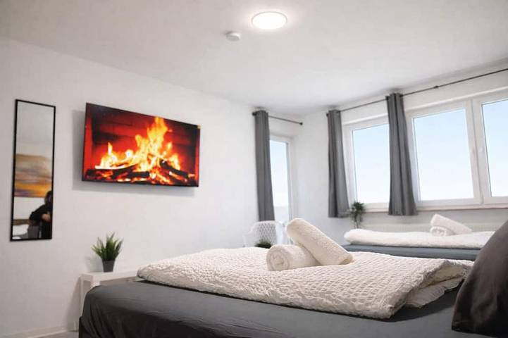 Ganze Wohnung, Stn Royale Suite mit 4 Sz, 8 Big Bed, Parkplatz, Terasse, Highspeed Wlan,Netflix in Bad Friedrichshall, Landkreis Heilbronn
