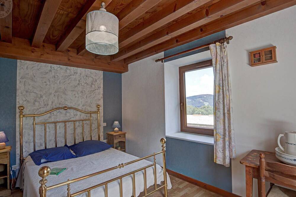 Acogedora casa con chimenea, spa, grandes jardines y actividades para niños en Sauvain in Sauvain, Montbrison