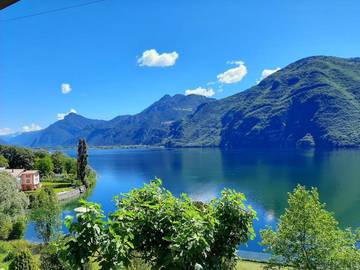 Ferienwohnung für 6 Personen, mit Garten und Seeblick sowie Pool und Ausblick, mit Haustier am Idrosee