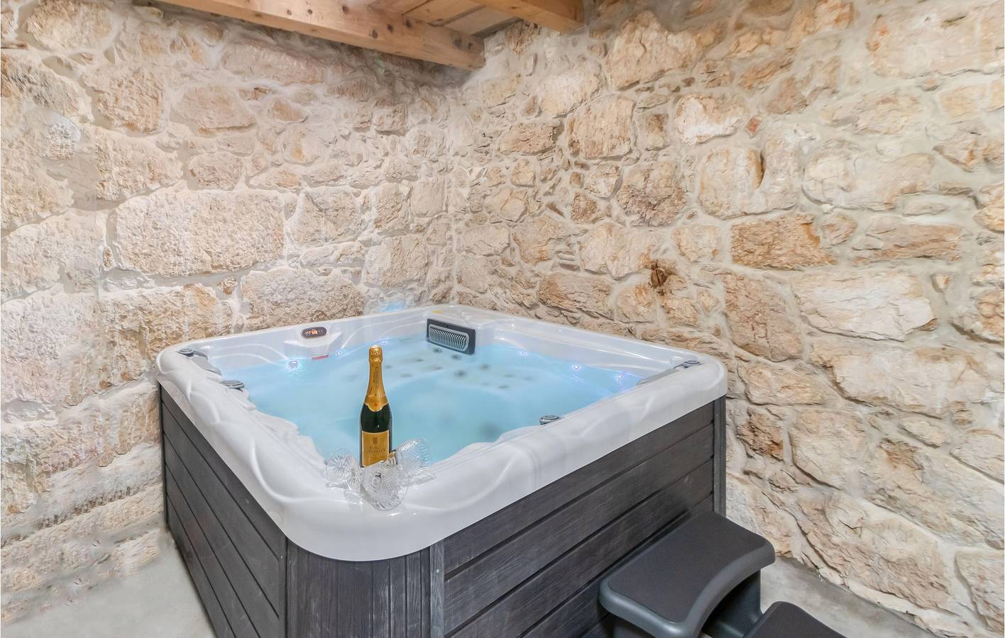 Gezellig appartement met 2 slaapkamers, zwembad en terras, vlak bij de kust en bezienswaardigheden in Tribalj, Primorje-Gorski Kotar