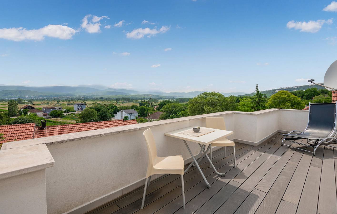 Geräumige 2-Zimmer-Wohnung mit Pool, Parkplatz und Terrasse in Imotski, Makarska Riviera