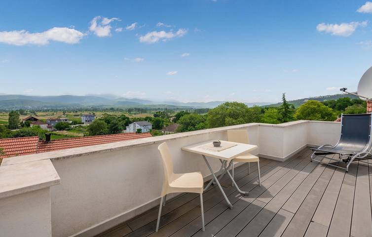 Geräumige 2-Zimmer-Wohnung mit Pool, Parkplatz und Terrasse in Imotski, Makarska Riviera
