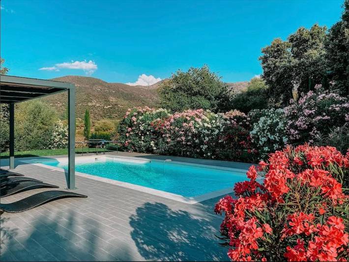 Location de vacances pour 6 personnes, avec Balcon et Terrasse ainsi que Jardin et Piscine à Occhiatana