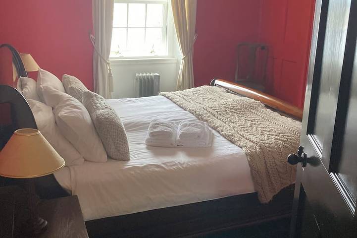 Beautiful Sporting Lodge on Rural Estate overlooking Loch and Deer park in Highlands