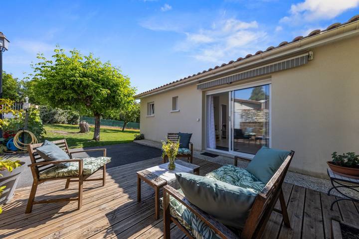 Chic and Peaceful Retreat Among the Vineyards – With Air Conditioning in Montagne, Libourne region