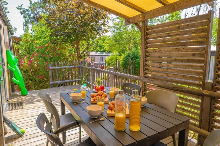 Camping pour 4 personnes, avec terrasse et piscine, animaux acceptés