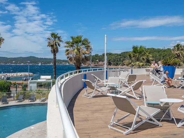 Camping pour 4 personnes, avec Balcon et Terrasse ainsi que Jardin et Sauna