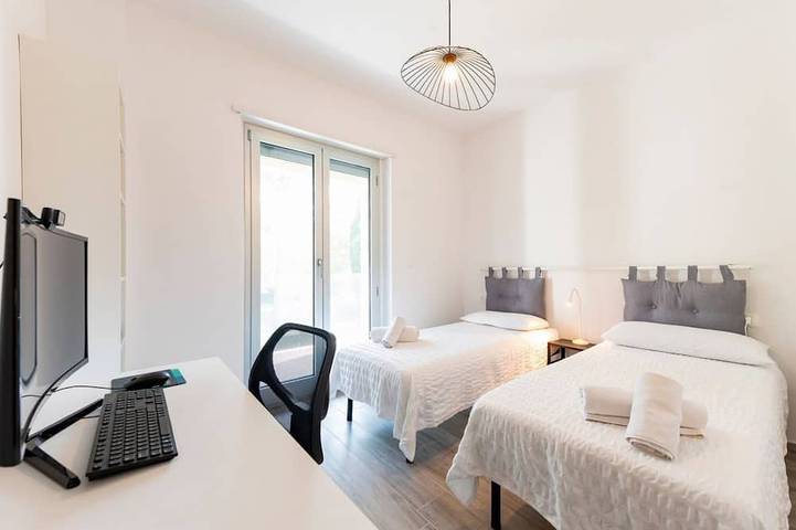 Appartamento intero, GuestHost - Seaside Exclusive Retreat with Balconies & Parking in Francavilla al Mare, Provincia di Chieti