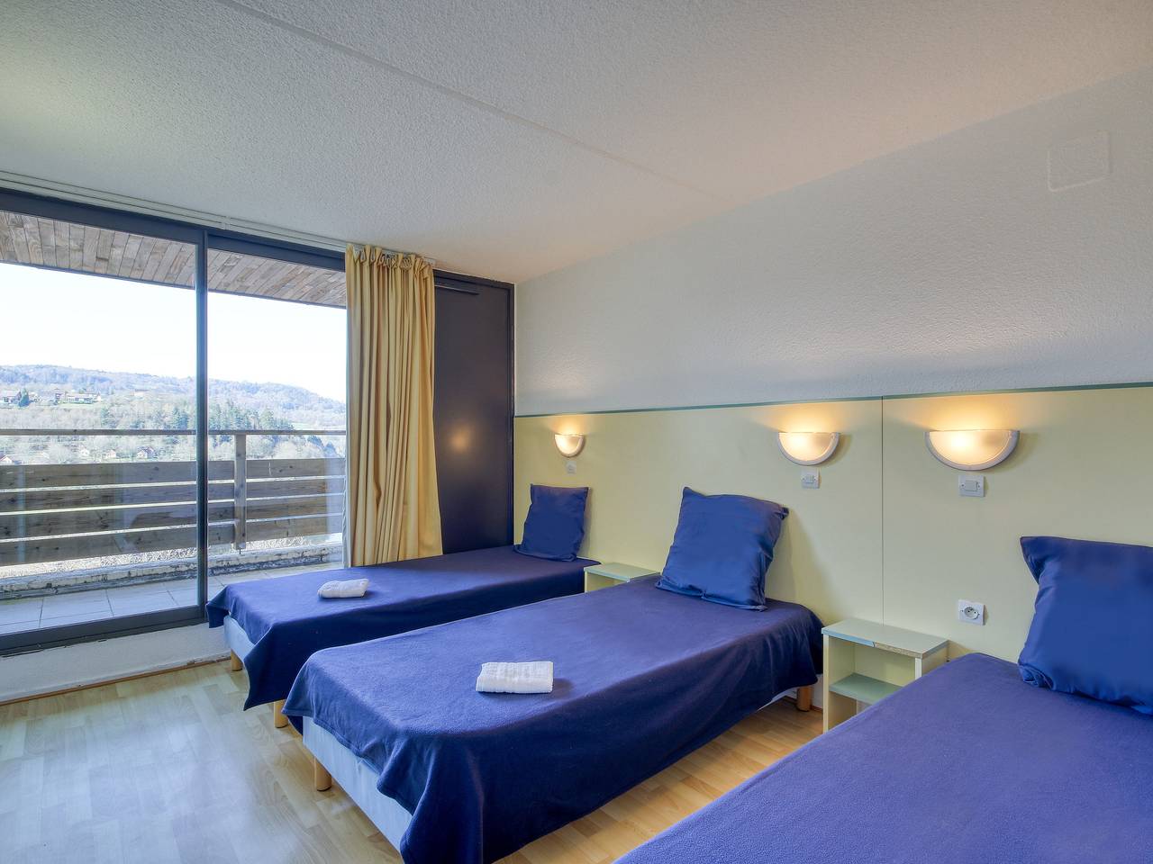 Hôtel pour 3 personnes avec piscine in Miremont, Puy-de-Dôme