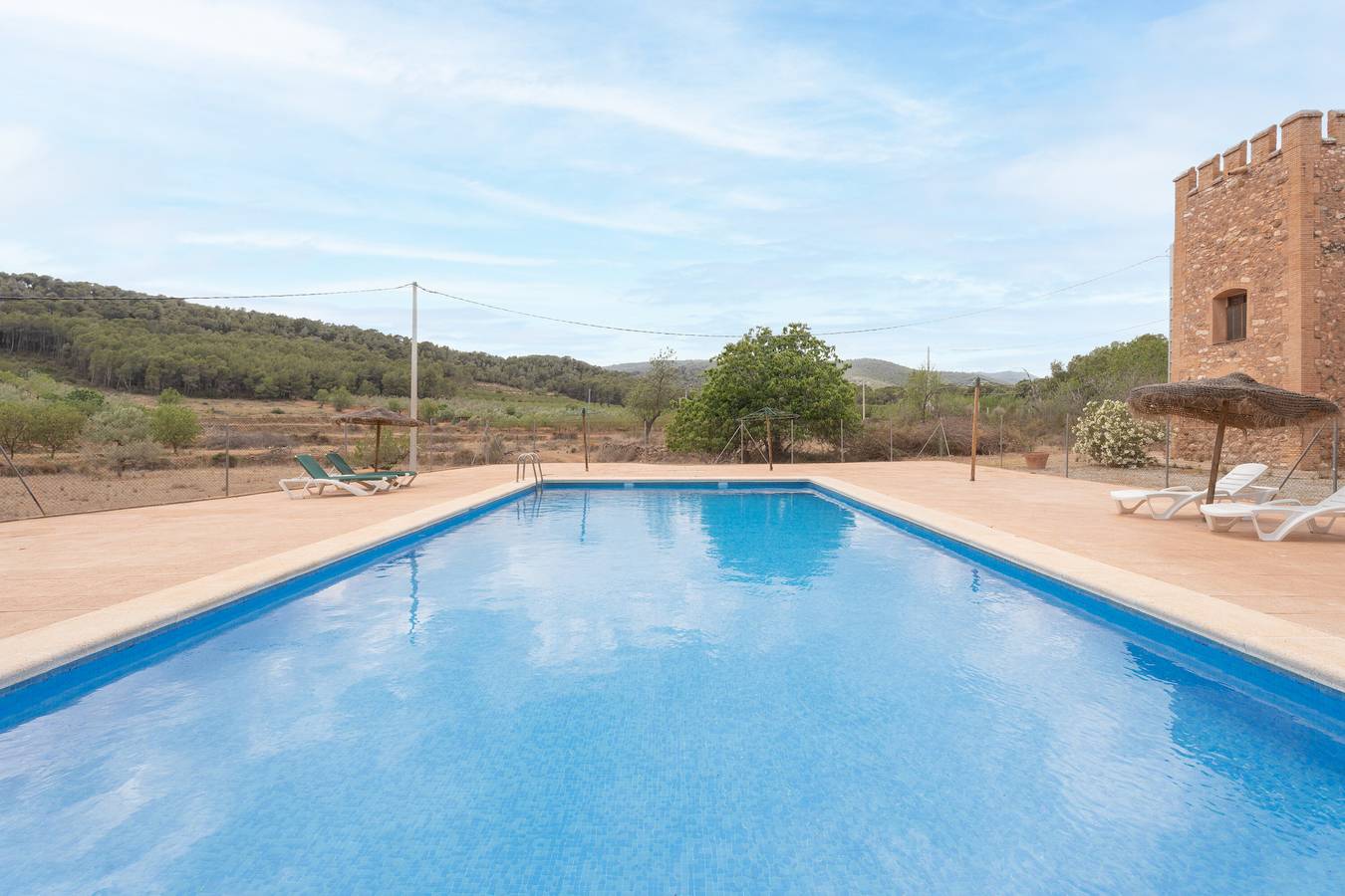 Apartamento entero, Apartamento 'Blanca' con vistas a la montaña, piscina y jardín compartidos in Altura (España), Provincia de Castellón