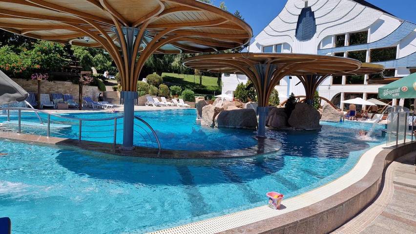 Ferienwohnung für 6 Personen, mit Whirlpool und Terrasse sowie Garten und Pool in Heviz