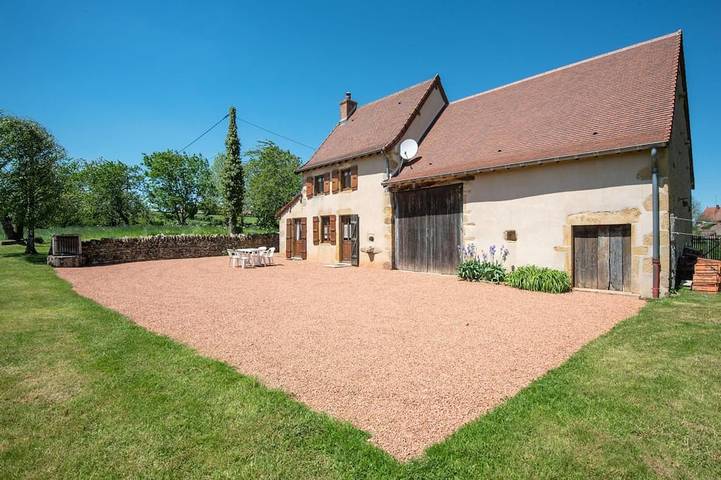 Location de vacances pour 6 personnes, avec jardin à Saint-Christophe-en-Brionnais