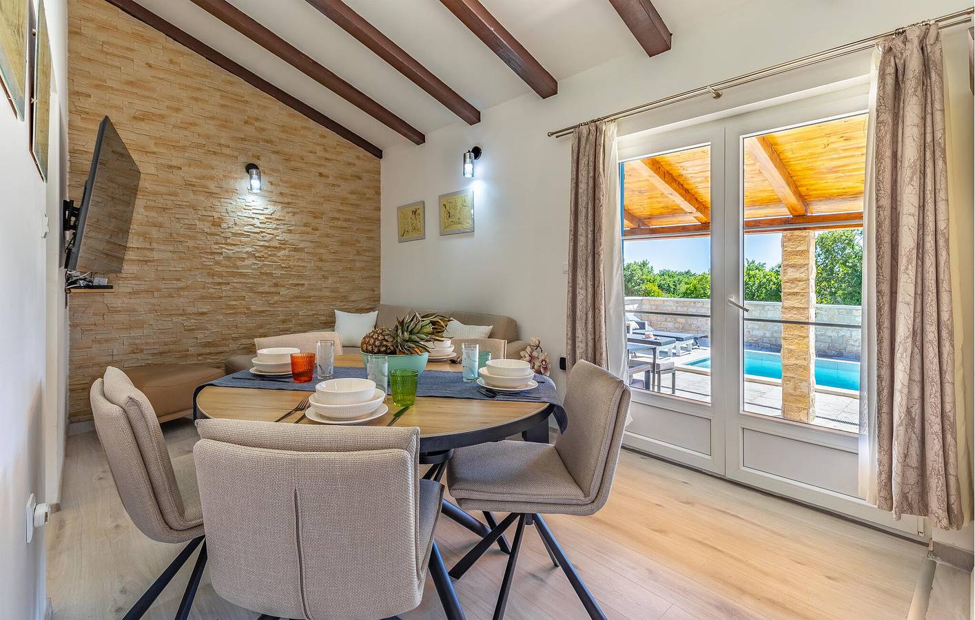 Apartamento espaçoso com piscina e terraço, a 2,5 km da costa in Marcana, Costa Sul de Istria