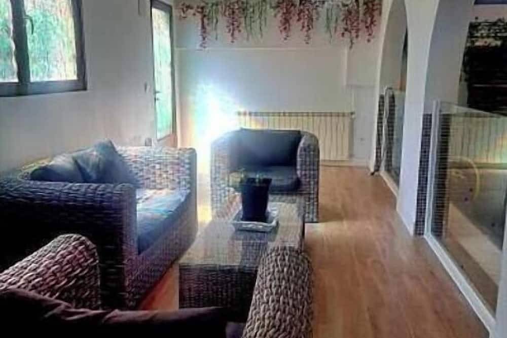Casa Amplia en Toledo con Piscina Privada Ideal para Grupos in El Casar de Escalona, Provincia de Toledo