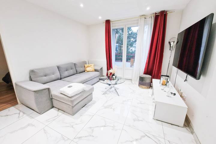 Entire apartment, #Gh Butler's Monochrome 🤍 in L'Isère, Isère