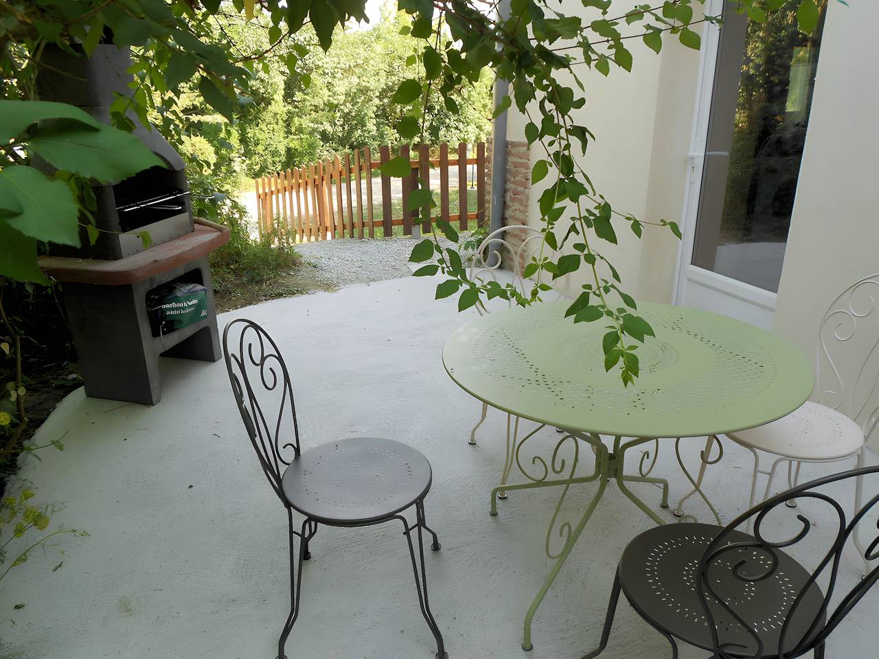 Gîte L'Acacia – Le Mas de Rinette : vue montagne, piscine partagée et Wi-Fi in Salles-sur-l'Hers, Région de Carcassonne